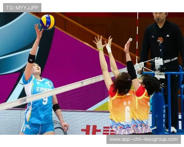 上海男排双人拦网形成有效封堵：以默契与科学铸就防线新高度