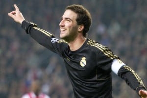 乐鱼全站-CS2枪械对决瞬间制胜，cs对枪图叫什么名字